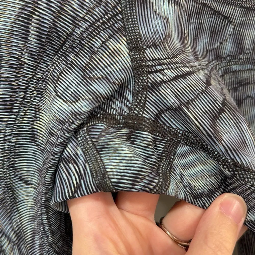 Lululemon Fast and Free High Rise Crop 23"
Dimensional Icing Blue Multi EUC - Image 7