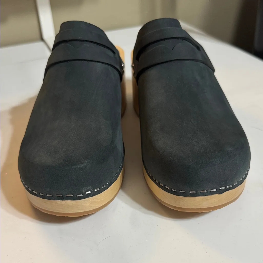 Stylish Dark Blue Leather Clogs for Women Size 7 Black - Image 11