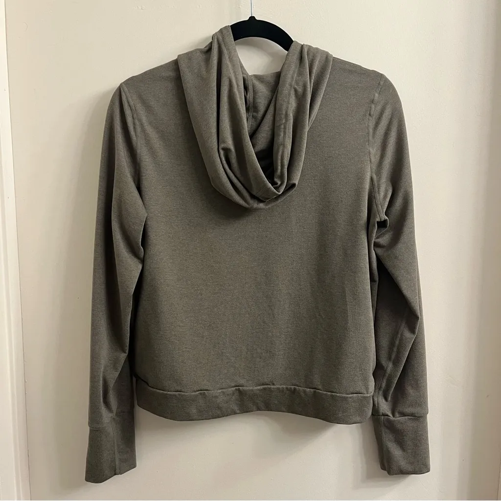 Vuori Women’s Halo Essential Hoodie Medium - Image 8