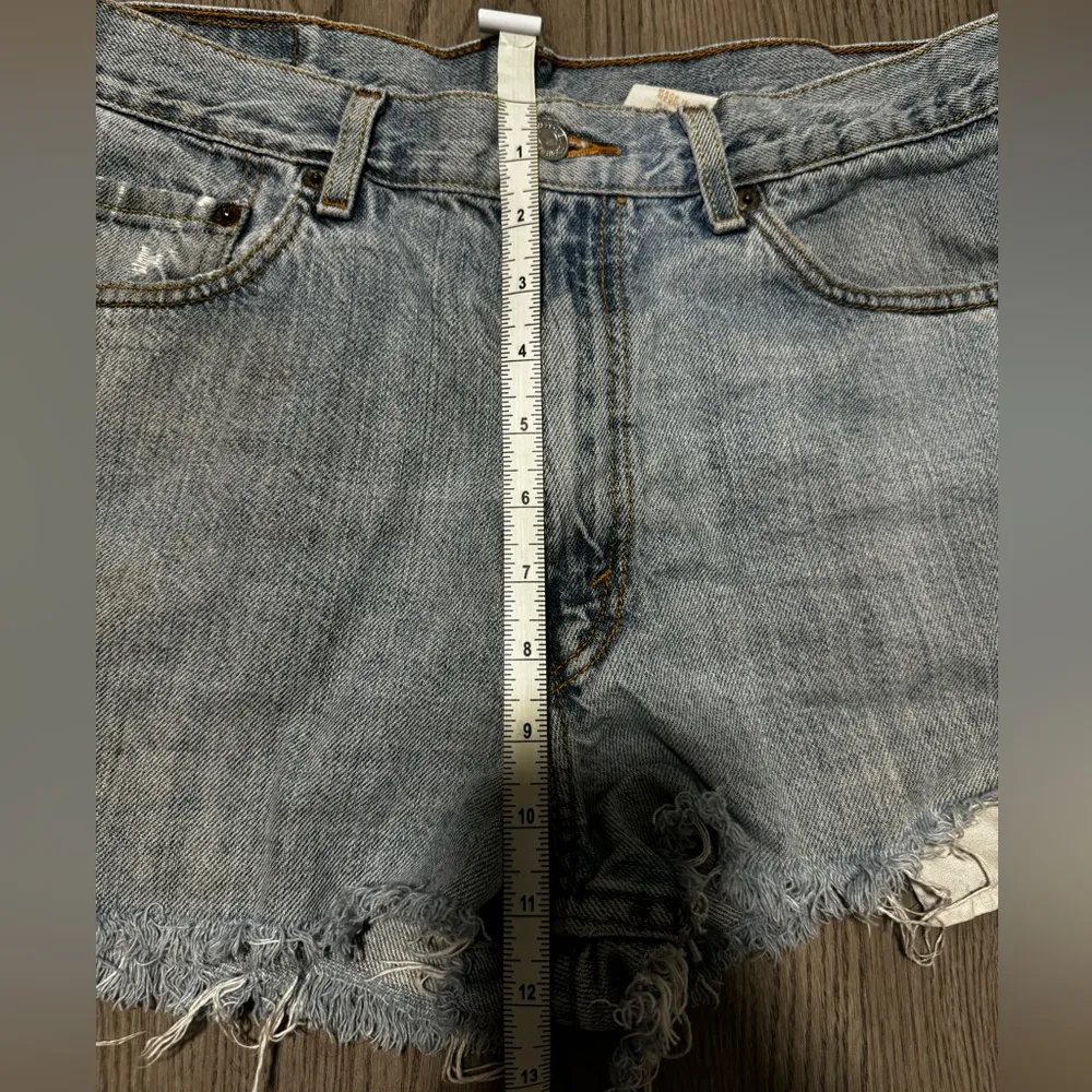 Vintage Women’s 550 Levi’s Cutoff Denim Shorts W33 Summer Basic Comfy Cute Light - Image 2