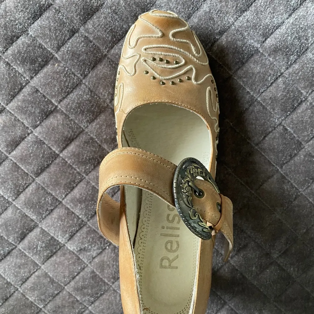 western style pumps with cross strap Size 6 - Image 2