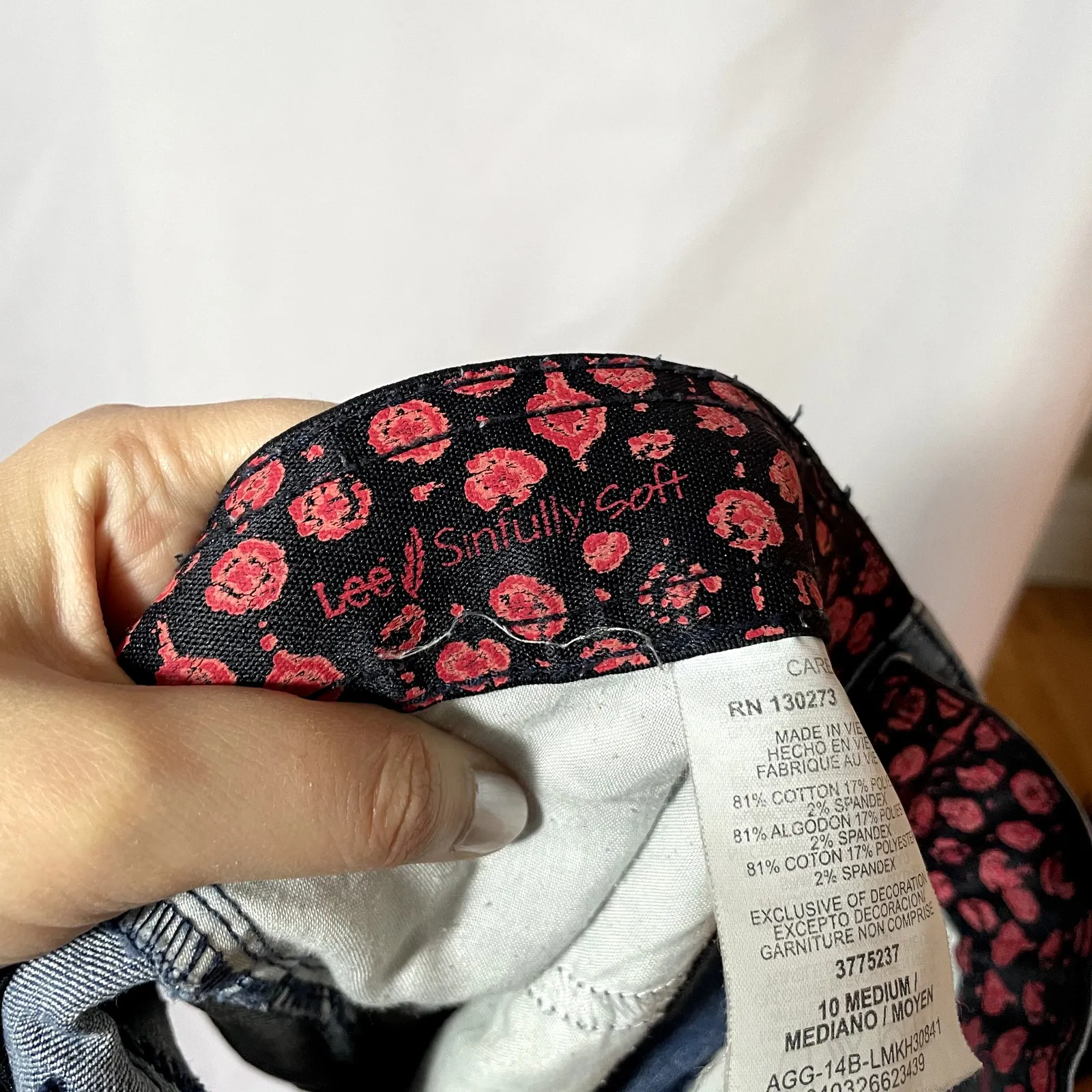 Lee sinfully soft jean shorts large pockets women's size 10 medium 6 inch inseam - Image 6