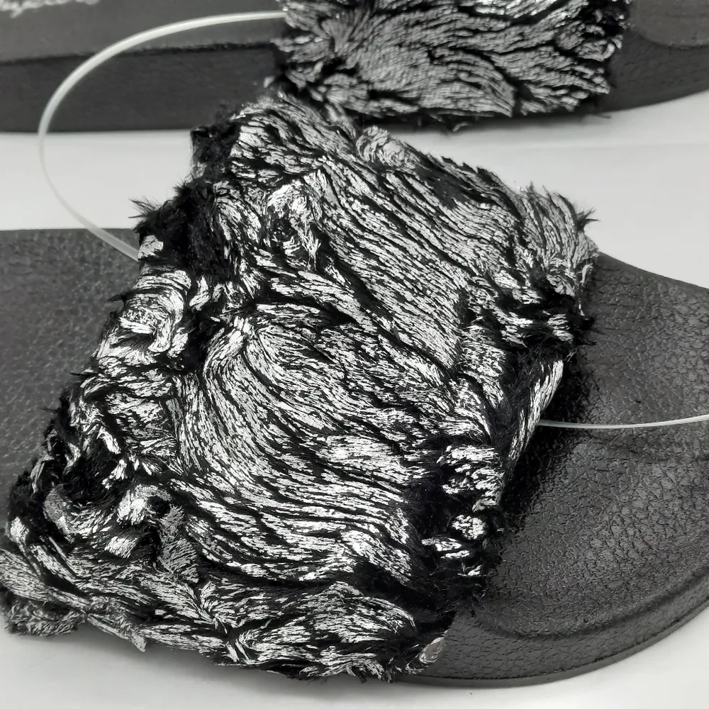 Qupid Faux Fur Shoes Size 7 - Image 3