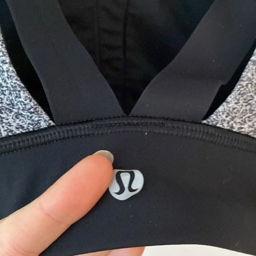 Lululemon 8 Run The Day Bra in Fractal Dark Starlight Black / Black - Image 8