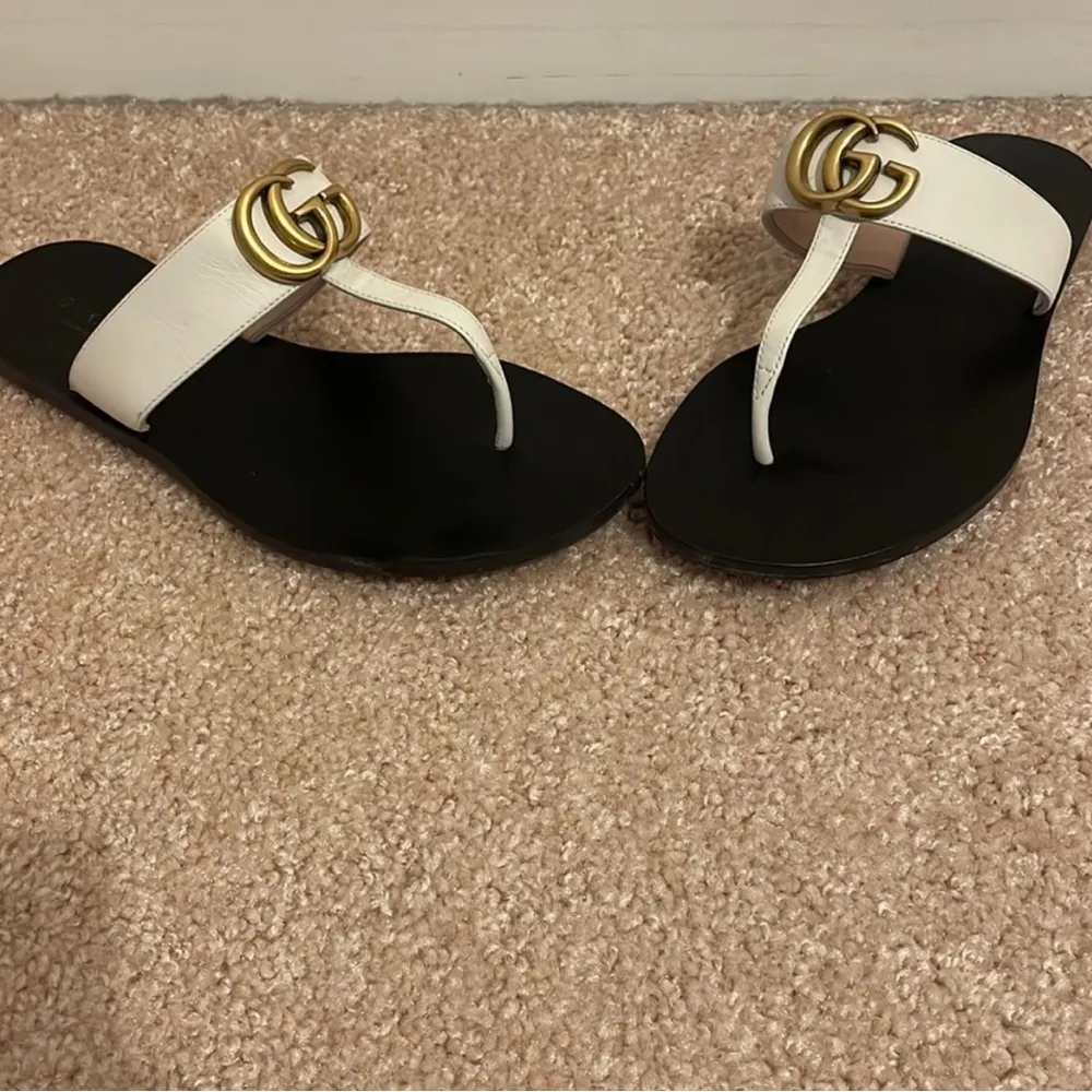 Womens Gucci Leather Thong Sandal with Double G - Image 6