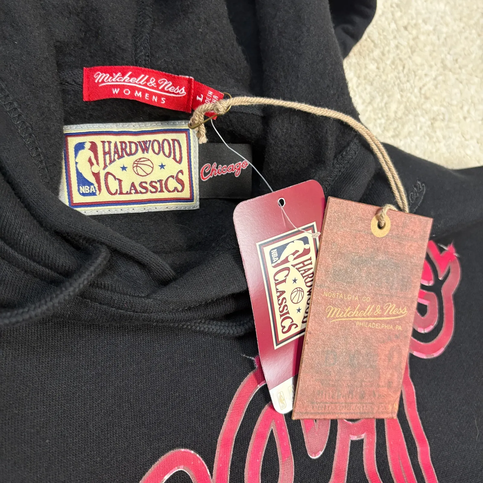 NWT Women's Mitchell & Ness Chicago Bulls Big Face 4.0 Cropped Hoodie Size L - Image 3