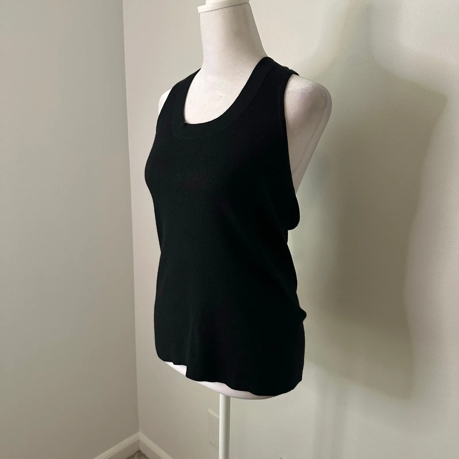 Banana Republic black cashmere knit sleeveless tank top size M - Image 3