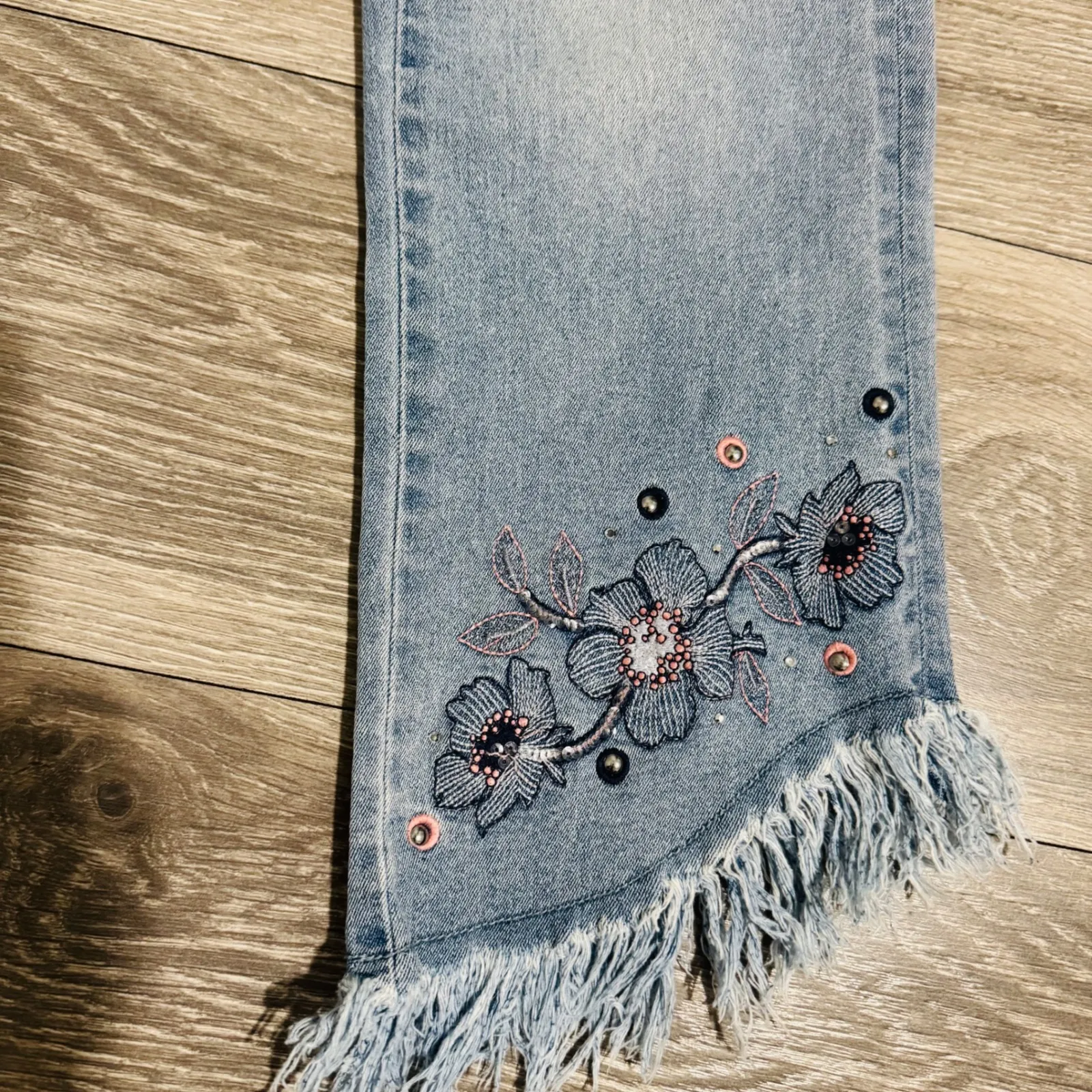 DG2 Y2K Light Wash Embroidered Flower Crop Flare Frayed Hem Blue Jeans 2P Boho - Image 4