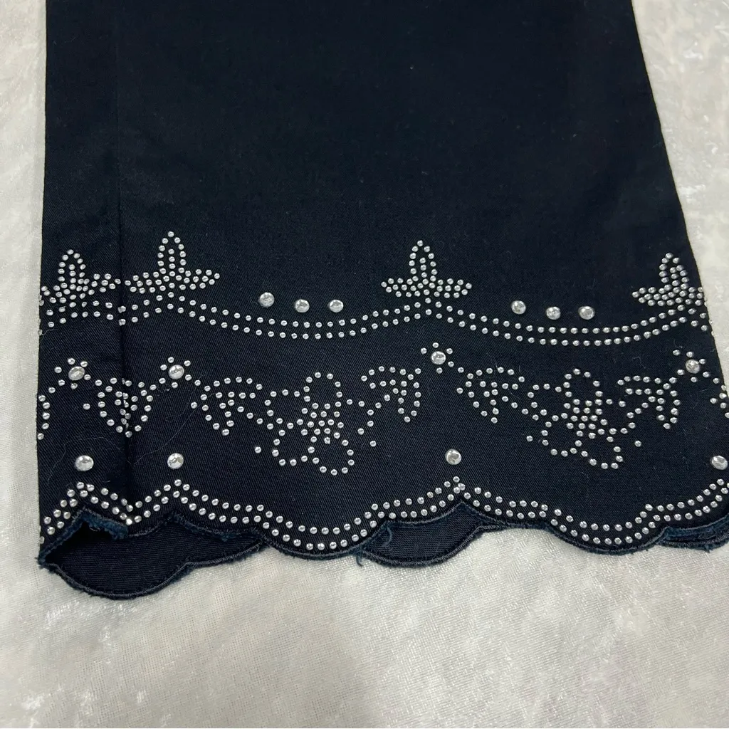 Quacker Factory L black capris scalloped hem embellished flower cut dreamjeannes Size L - Image 9