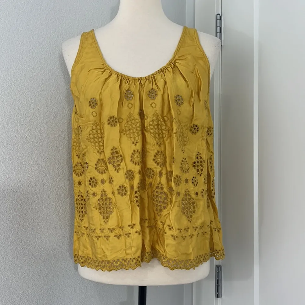 Vanessa Virginia Anthropologie Size 6 Yellow Eyelet Lace Swing Tank Top - Image 3