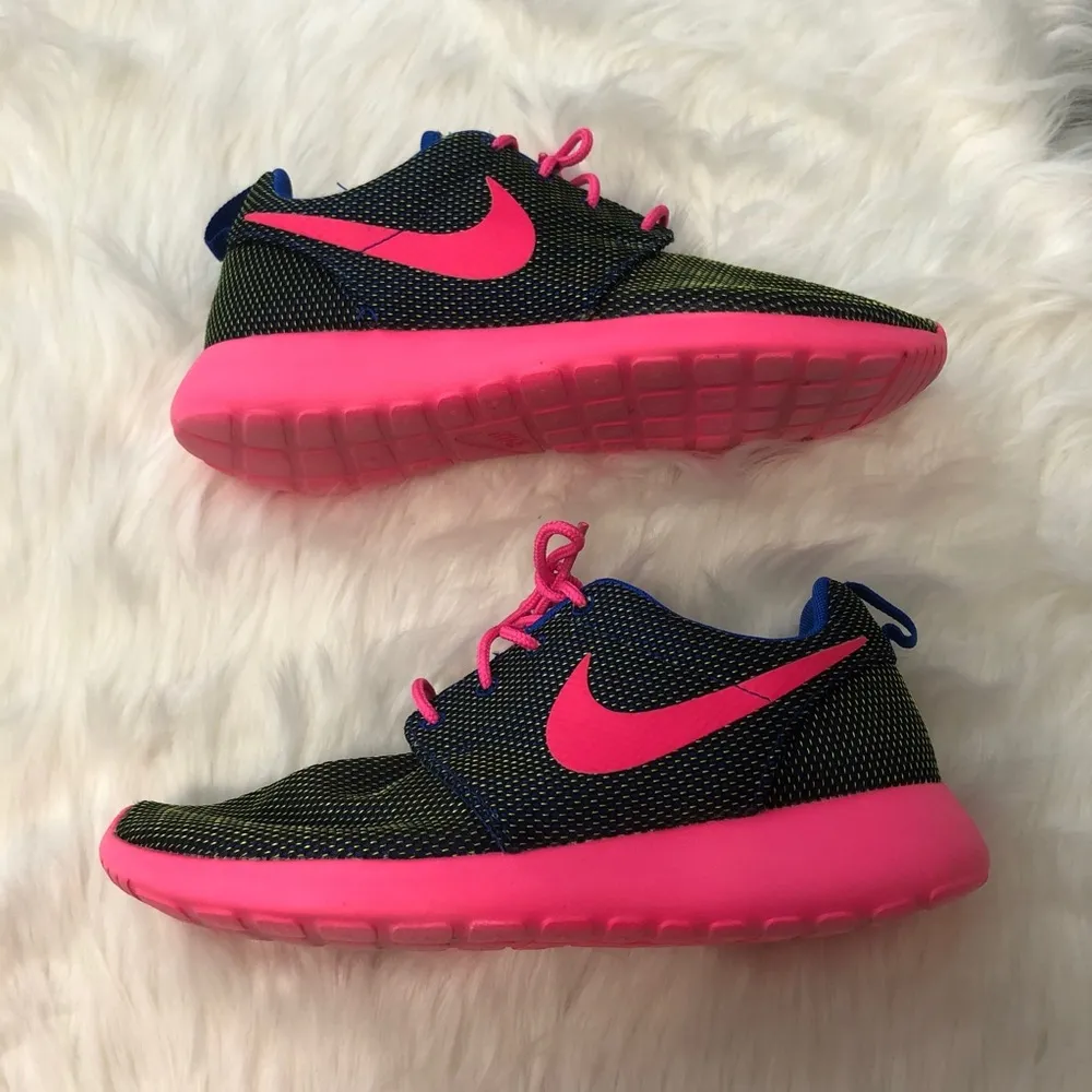 Nike Roshe Run Cobalt Black-Hyper Pink Sneakers - Image 4
