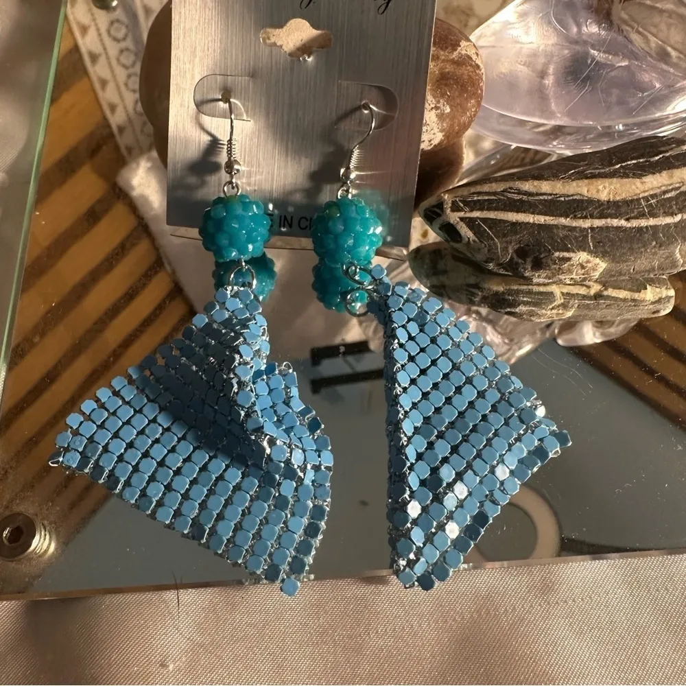 Fashion Jewelry Blue Neon Chainmail Dangle Earrings New - Image 3