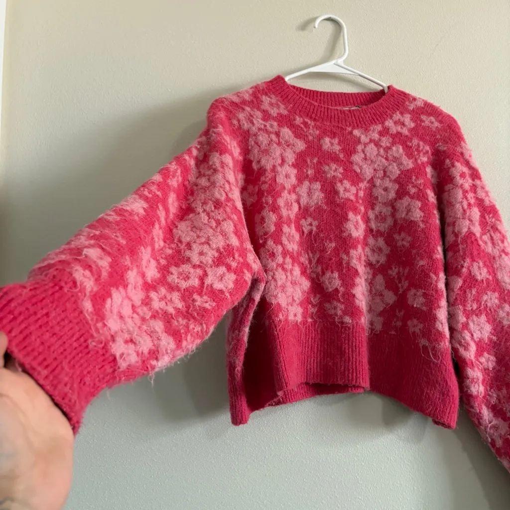 Floral Jacquard Sweater Pink Floral Print Size Medium Cropped Fit lightweight - Image 5