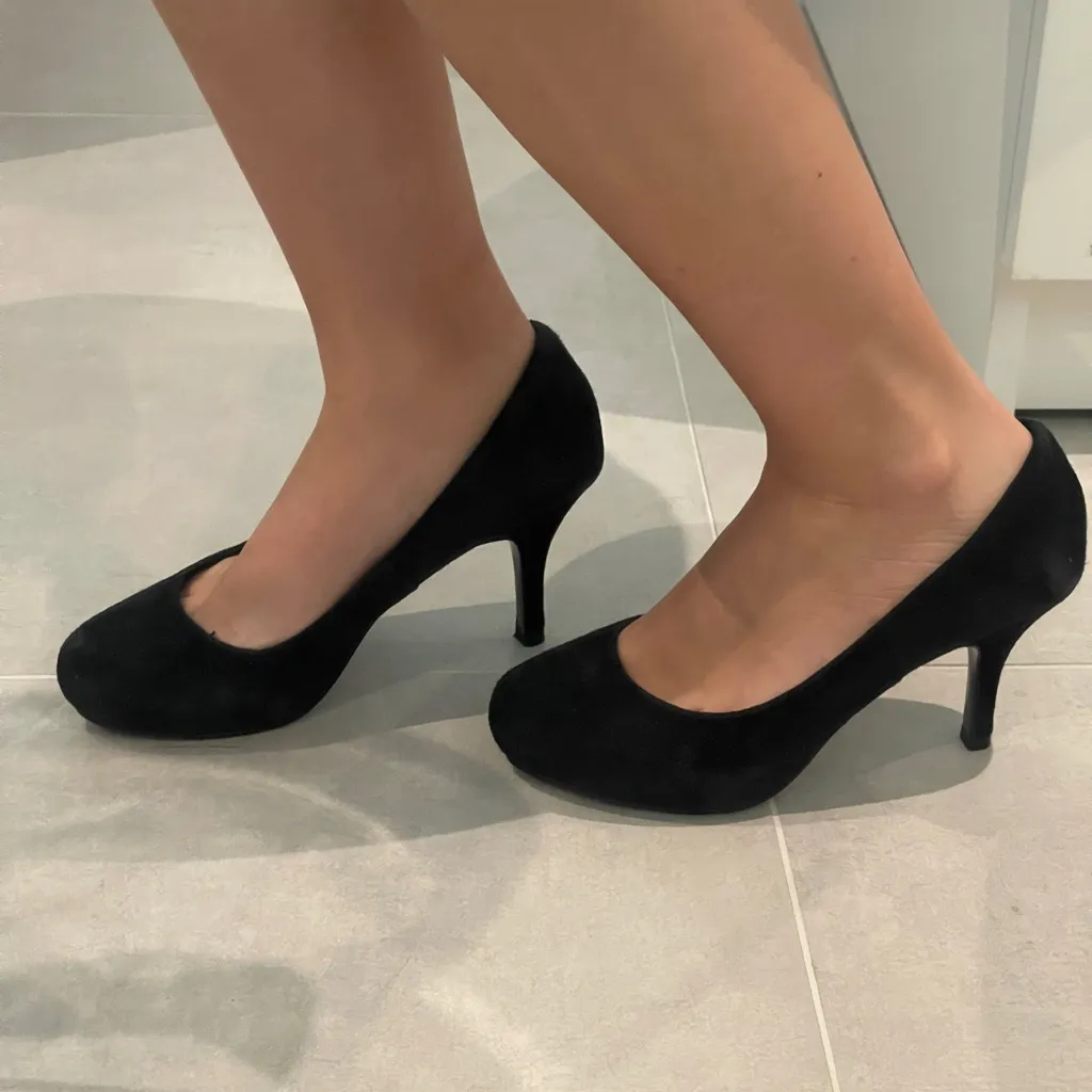 Steve Madden women size 5.5 black suede alike closed shoes kitten heel - Image 5