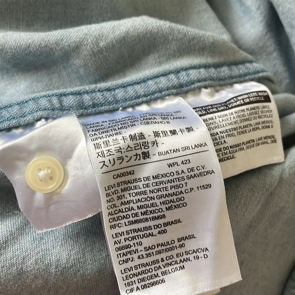 Levi’s shirt jacket woman’s blue standard short sleeve shirt Sz Med - Image 28