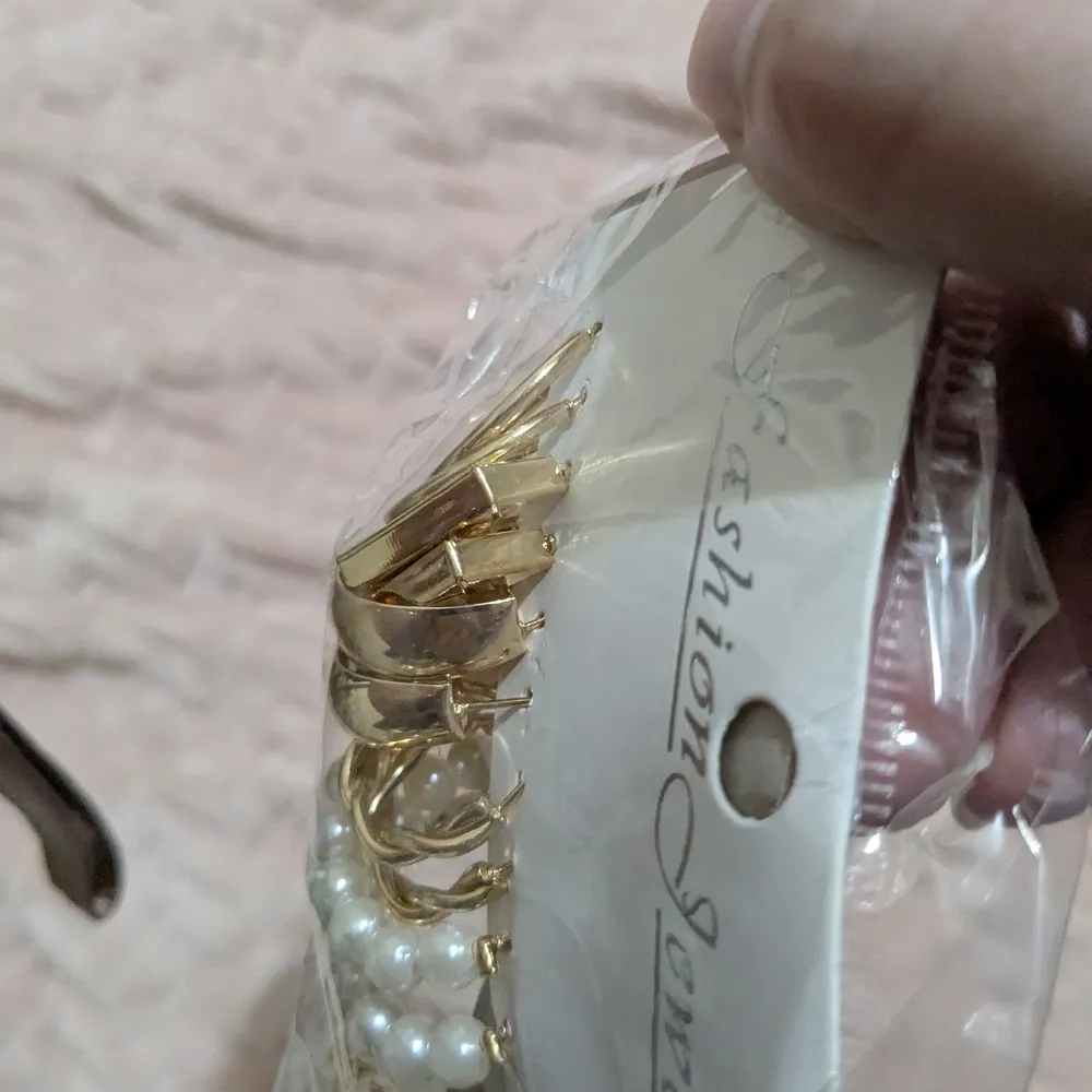 Chic Gold and Pearl Hoop Earrings Set - Image 6