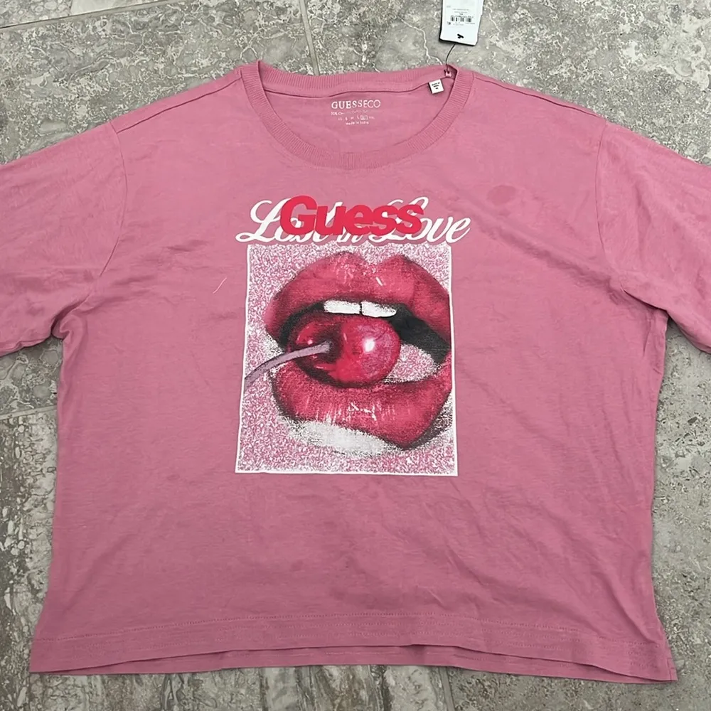 NWT Guess Women’s Eco Cherry Graphic Short-Sleeve T-Shirt Size XL New w/Tag - Image 4