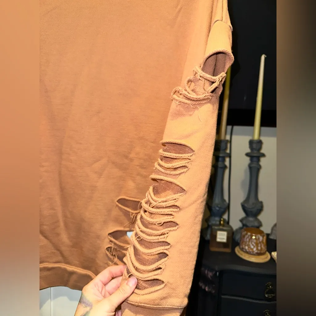 Alo Fade Disressed Crew Neck Pullover In Henna - Image 10