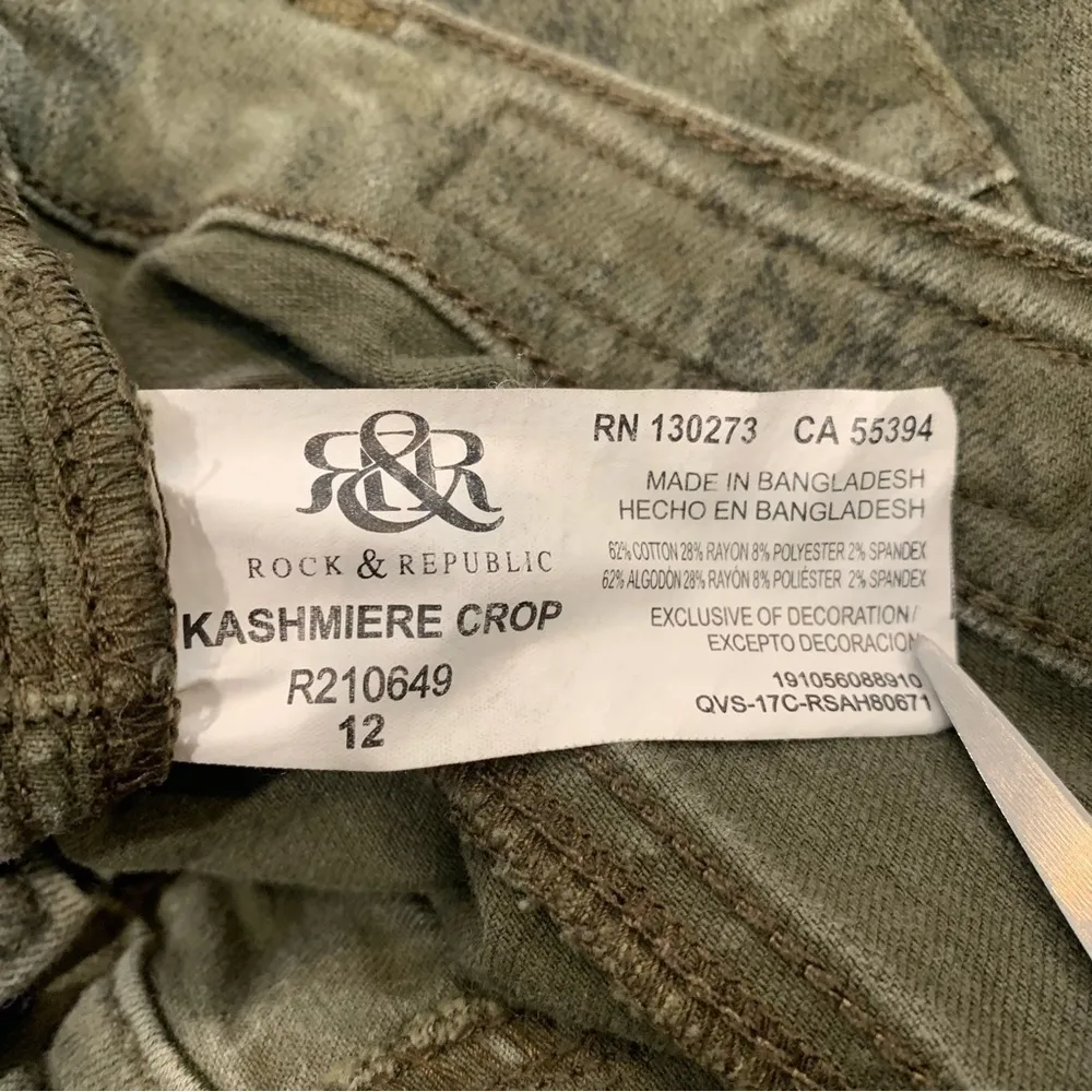 Women’s Rock and Republic army green print cropped pants size 12 - Image 10