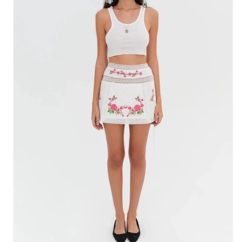 For love and lemons Jolene Embroidered Mini Skirt in White sz M - Image 2