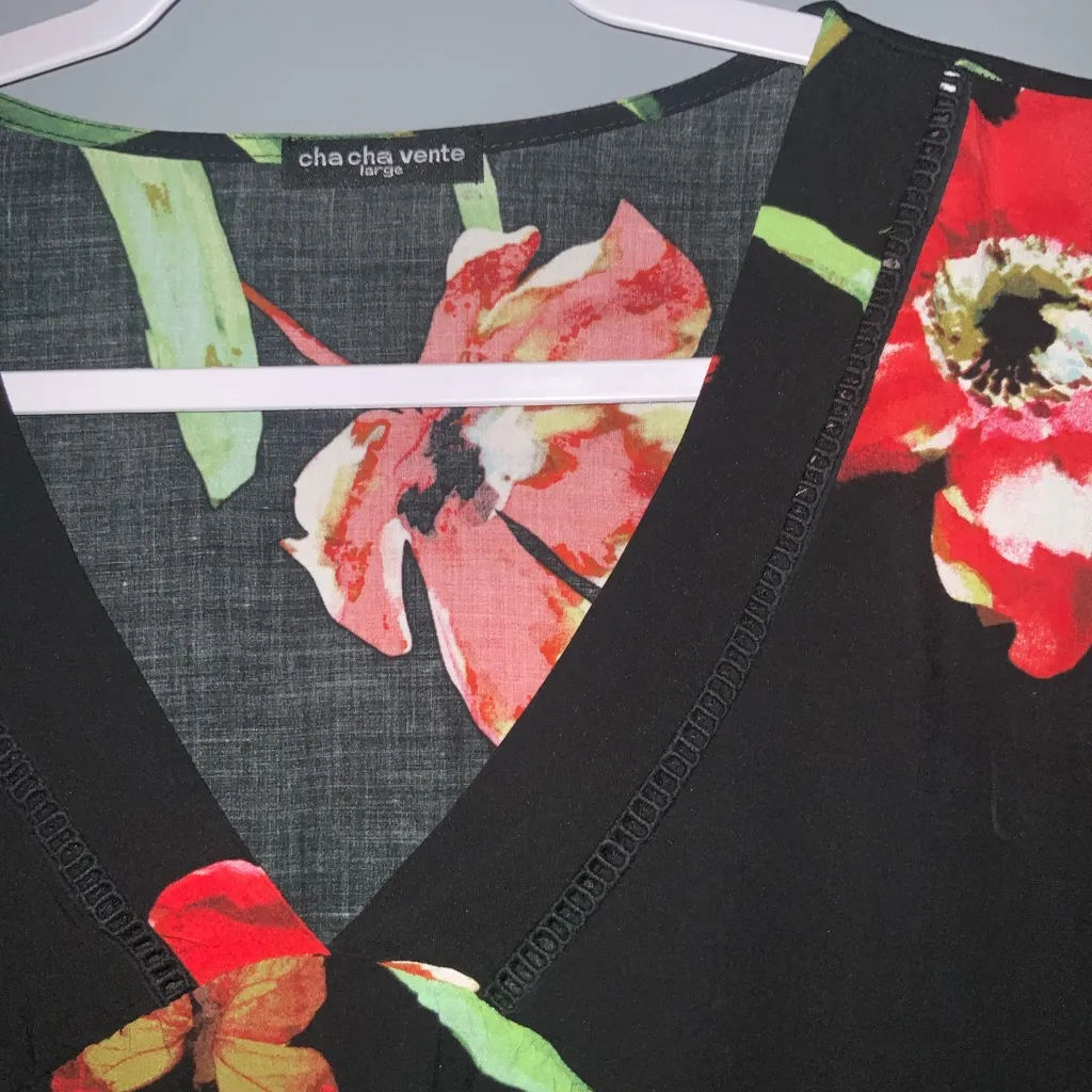 Cha Cha Vente Red and Black Floral V-Neck Bell Sleeve Loose Fit Cotton Blouse L - Image 3