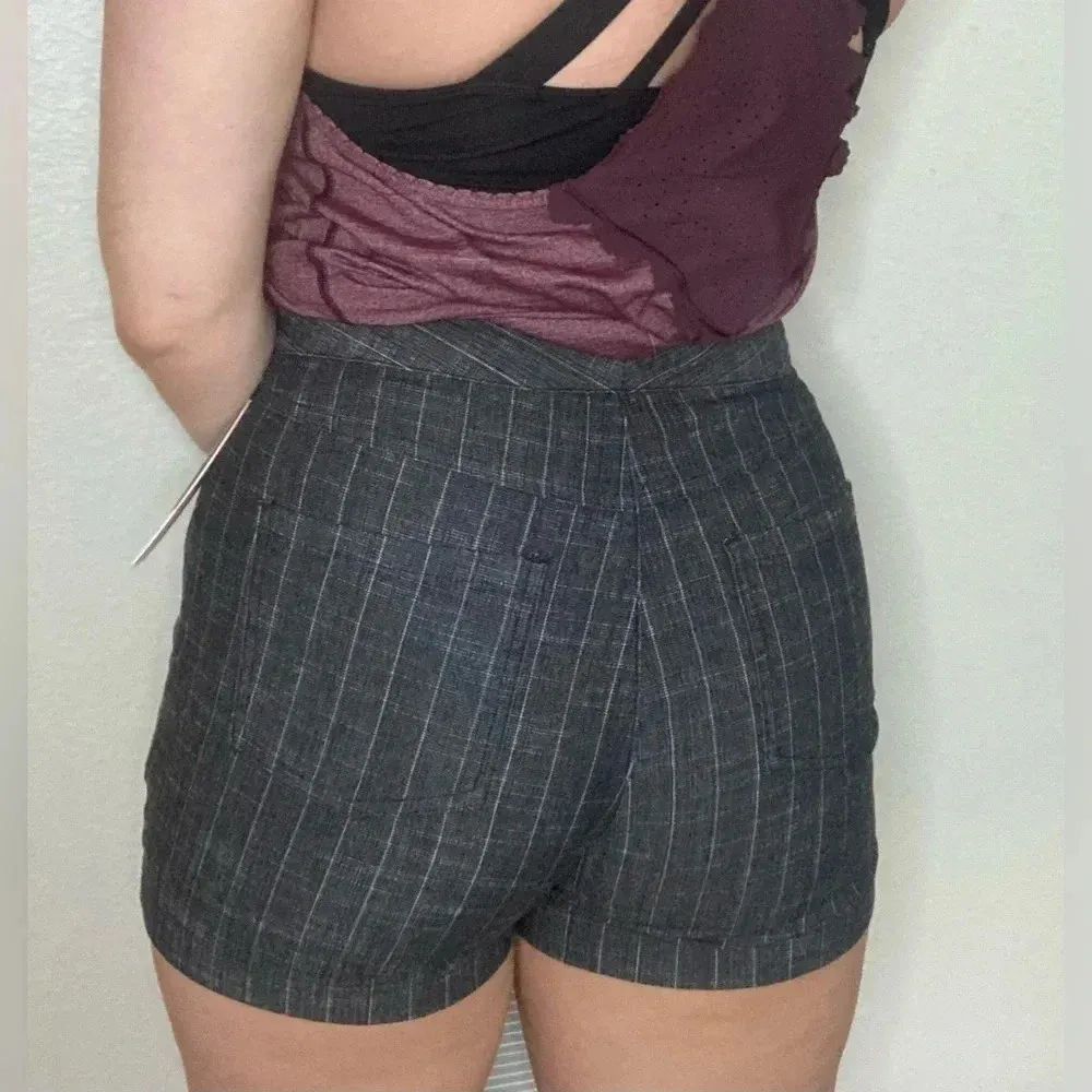 NWT Alice + Olivia Pinstripe Shorts Size 8 - Image 4