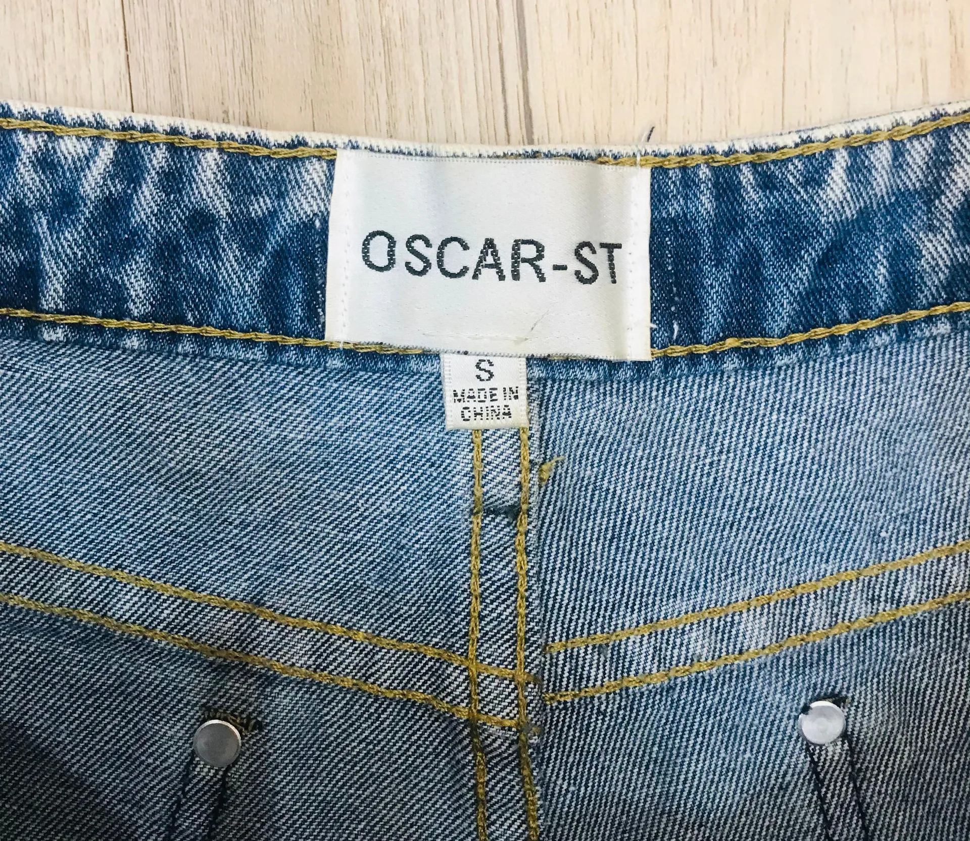 Oscar St boutique denim frayed jean shorts sz small. Blue - Image 5