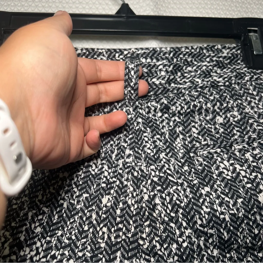 Express Womens Size 4 Black and White Patterned‎ Cuffed Chino Shorts Belt Loops - Image 5