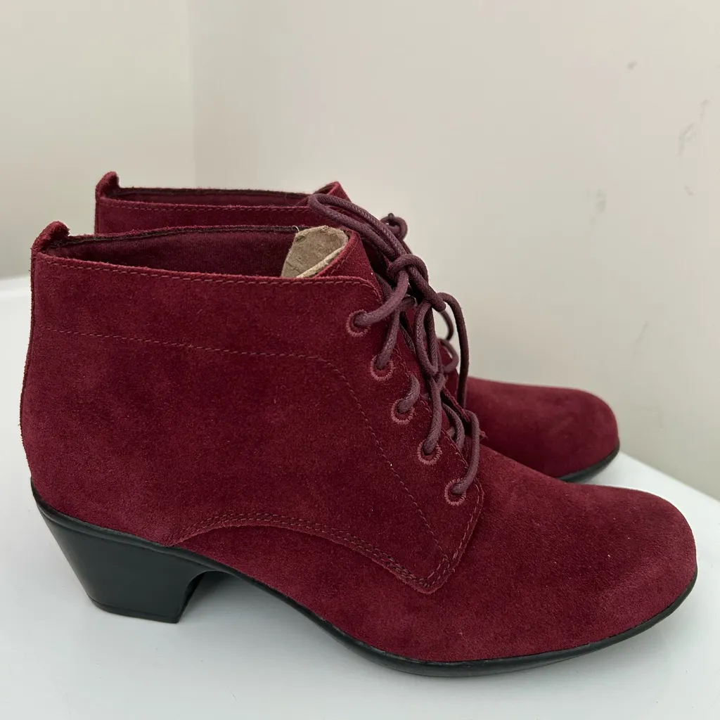 Clarks Suede Booties Burgundy Purple Size 6 - Image 3