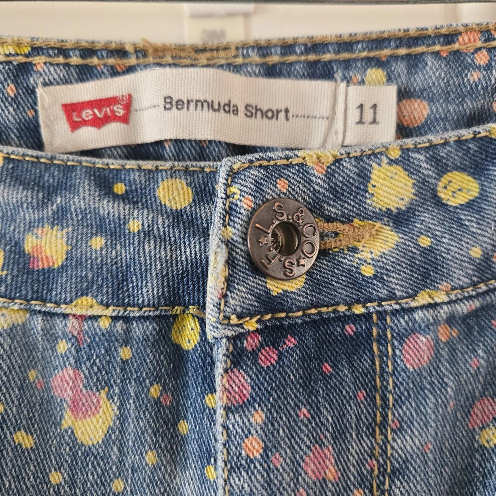 Levi's Jean Shorts Bermuda Size 11 Paint Splatter Embroidered Pockets Grunge Y2K - Image 3