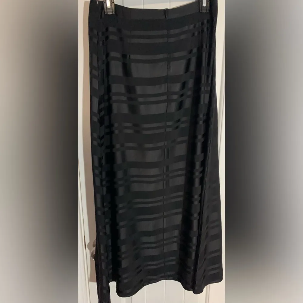 Black Striped High-Waist A-Line/Flare
Midi Skirt
Size:S NWOT - Image 4