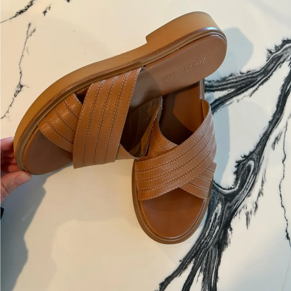 Alina Platform Sandals - Image 2