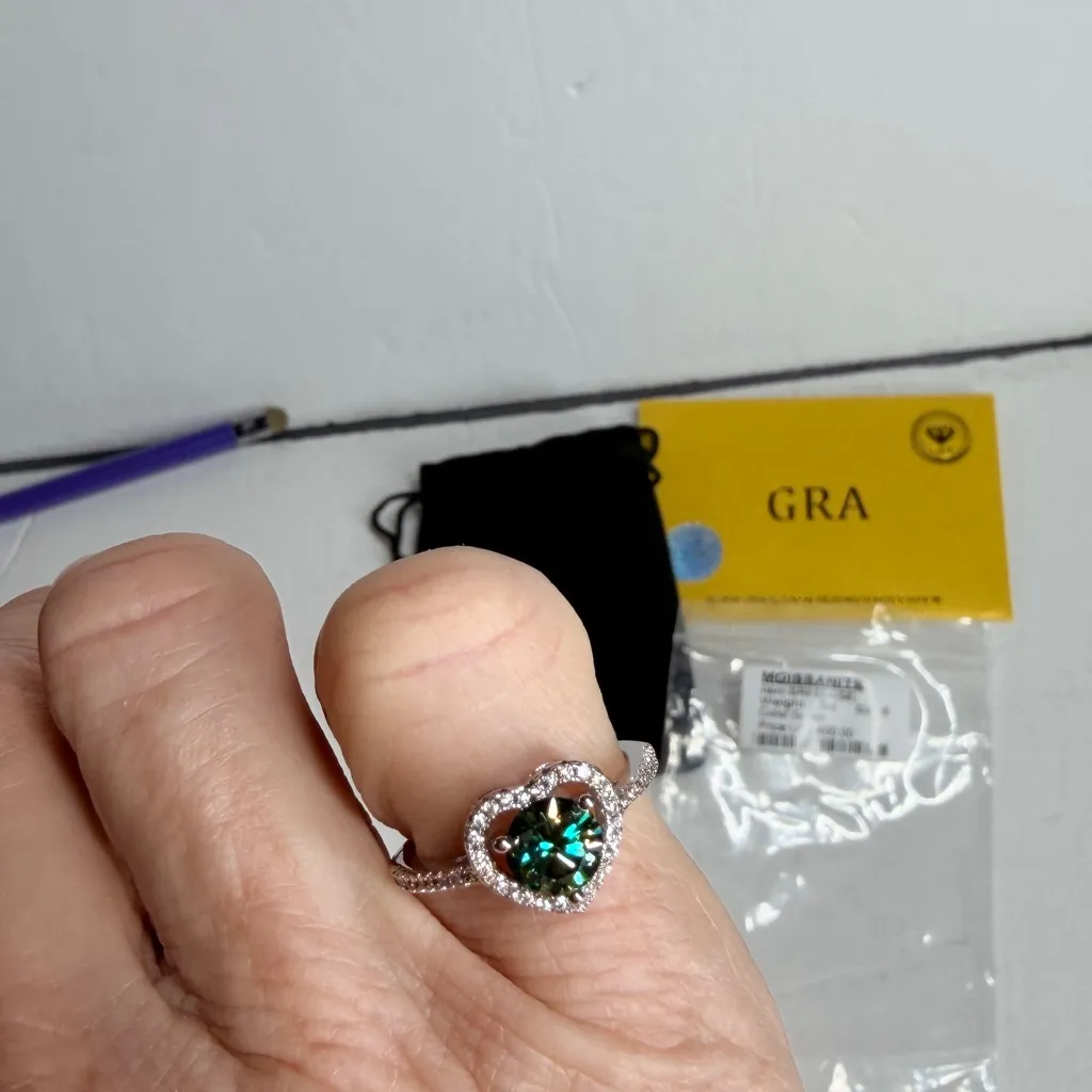 Moissanite Green Heart Cut Ring 1 carat - Image 5