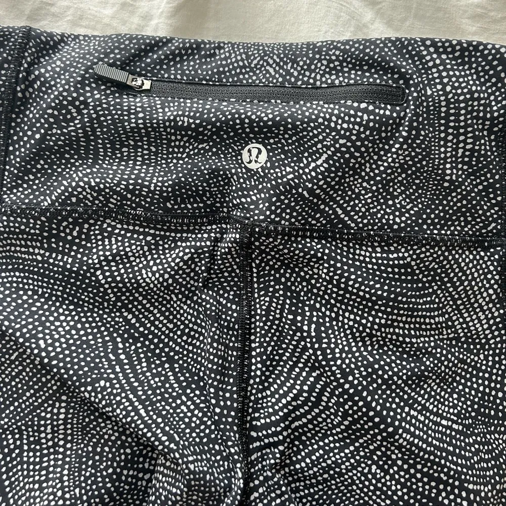 Lululemon Black and White Patterned Leggings - Image 3