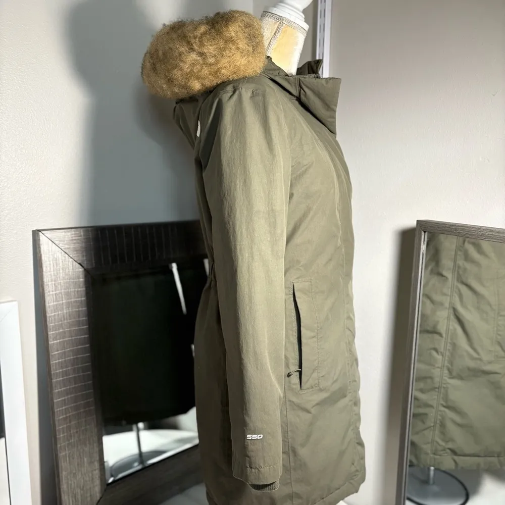 The North Face woman’s Arctic down Parka size small - Image 5