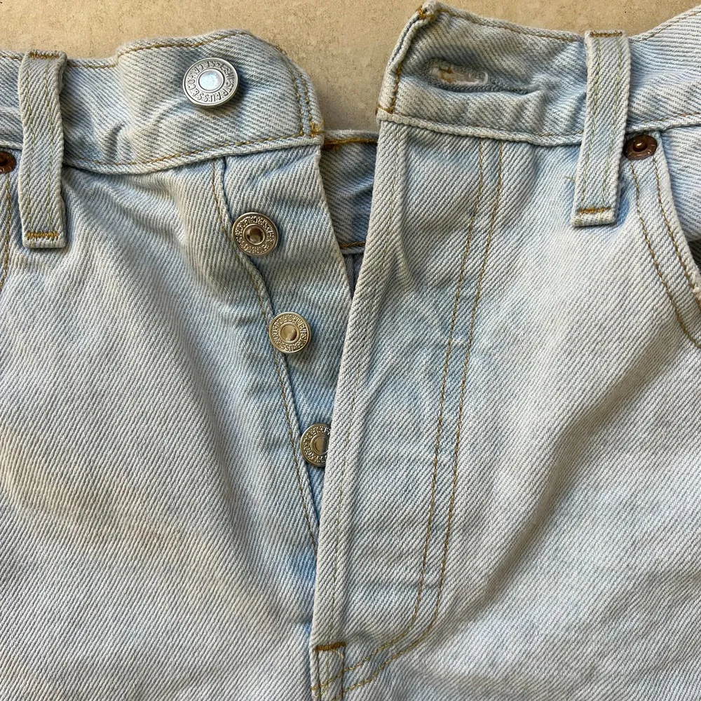 Levis Women's 501 Light Wash Denim Jean Shorts Size W30 - Image 6