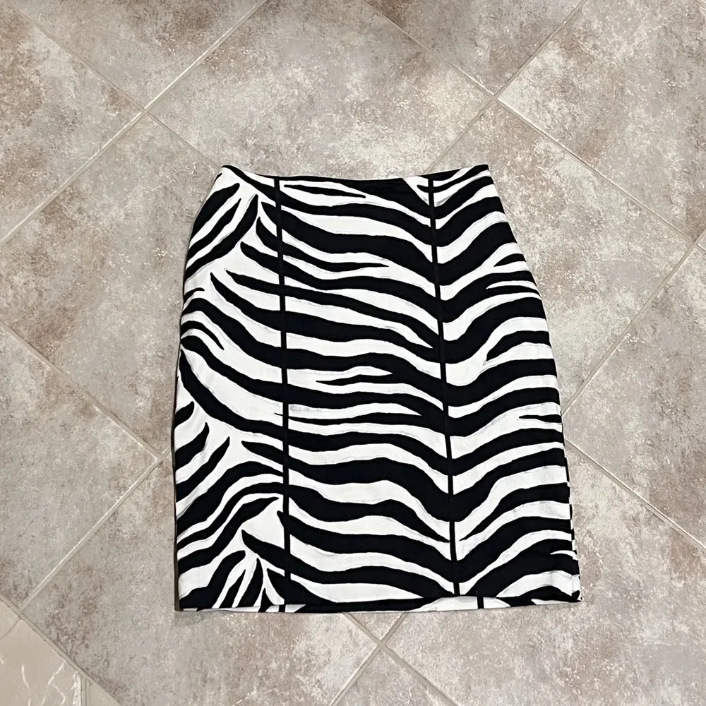 WHBM Zebra Animal Print High Rise Mini Pencil Skirt Stretch Black White Size 2 - Image 6