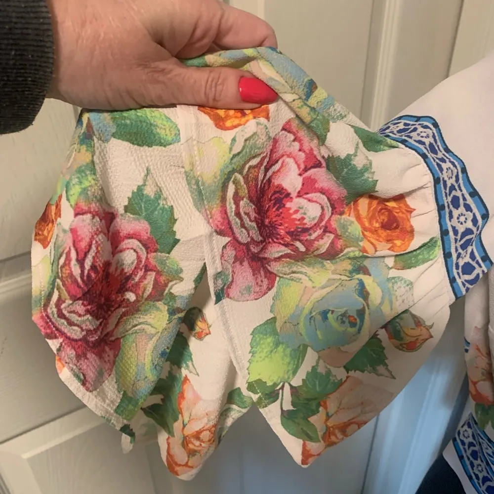 NWT Jealous Tomato Beautiful Floral Cold Shoulder Blouse - Image 6