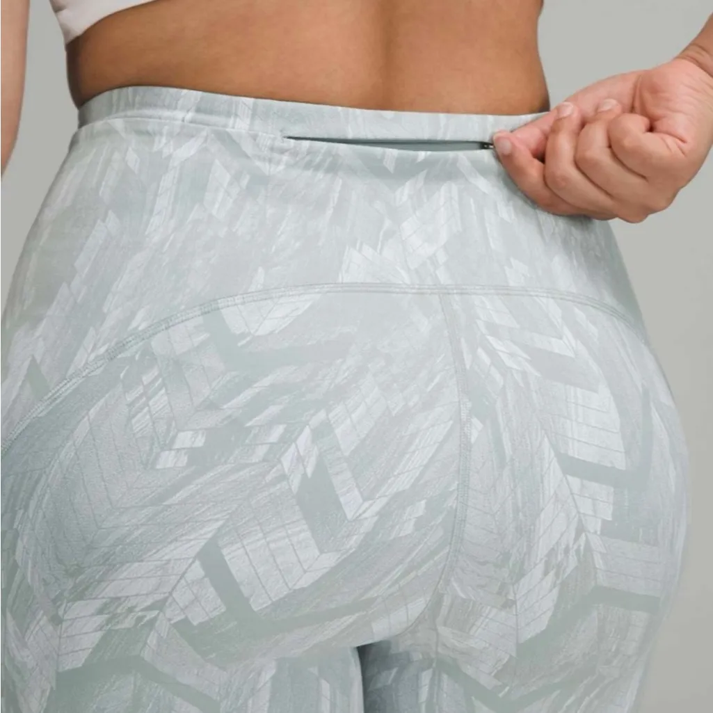 Lululemon Swift Speed High-Rise Short 8 Reverberate Chevron Silver Blue Wht Sz 8 - Image 4