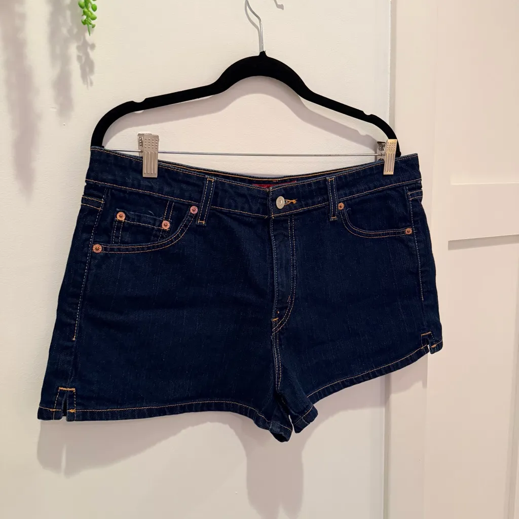 Levi's Superlow Stretch Women's Dark Wash Denim Shorts Size 15 JR 2" Inseam - Image 3