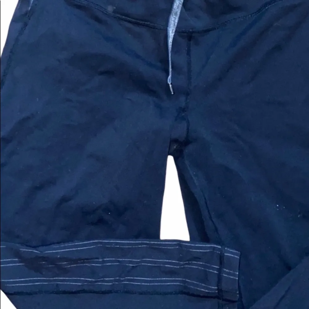 Lululemon 6 black capris with white mini stripes. - Image 4