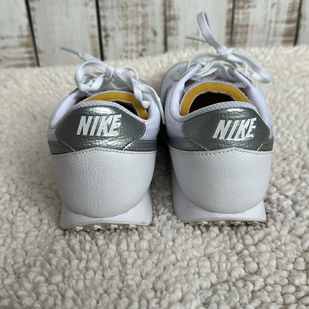 Nike Womens Daybreak Sneaker Size 8 White and Metallic Silver - Image 5