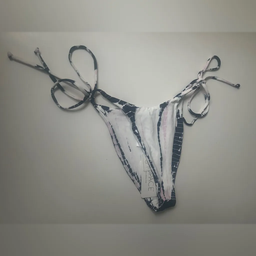 L Space tie dye bikini bottom Size Small - Image 4