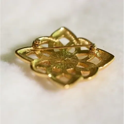 Vintage Celtic Intertwined Love Textured Gold Tone Faux Pearl Avon Pin/Brooch - Image 2