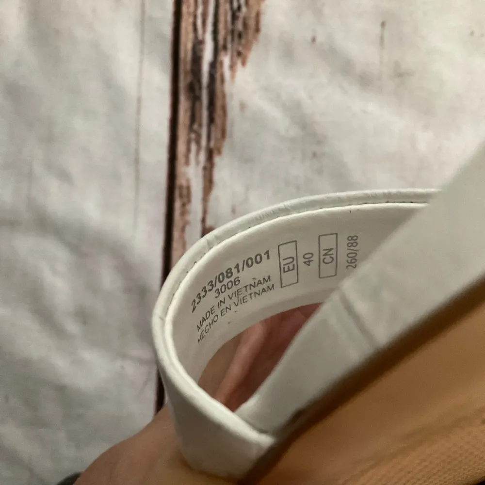 ZARA ALLIGATOR EMBOSSED WHITE STRAPPY HEELED SANDALS - Image 5