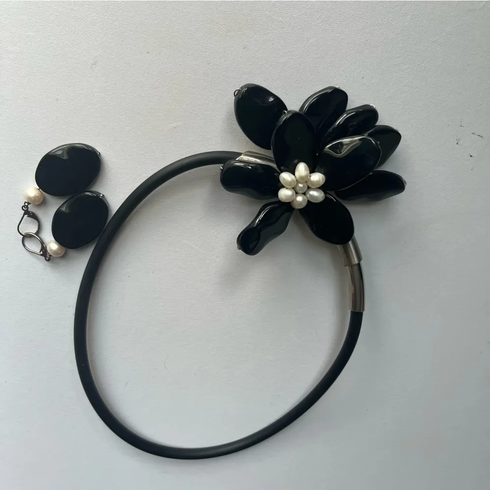 NEW The Purple Door The Simone Necklace Black Flower with matching earrings - Image 8