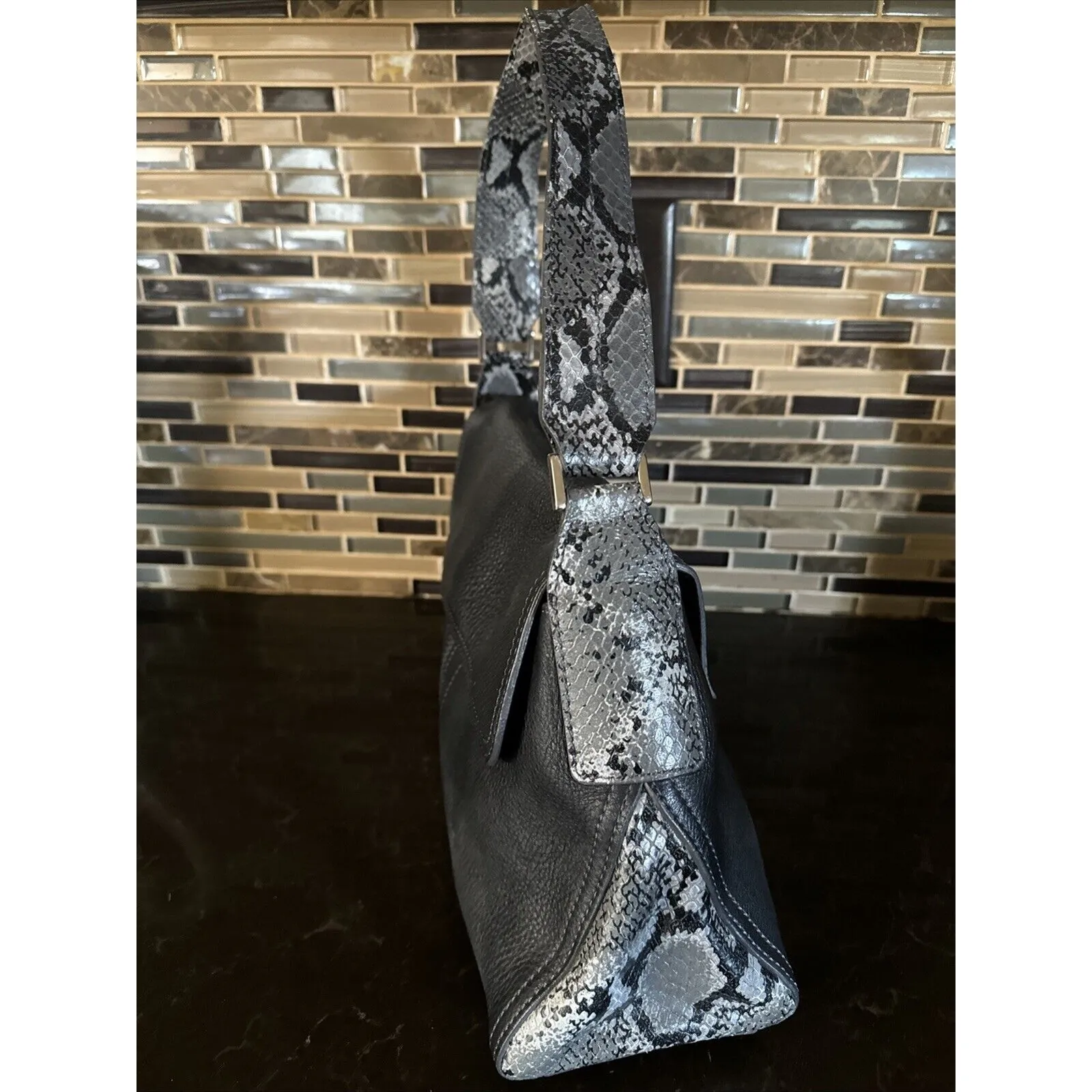 Vtg Kenneth Cole NY Handbag Black Pebbled Leather Shoulder Bag Gray Snake Print‎ - Image 3