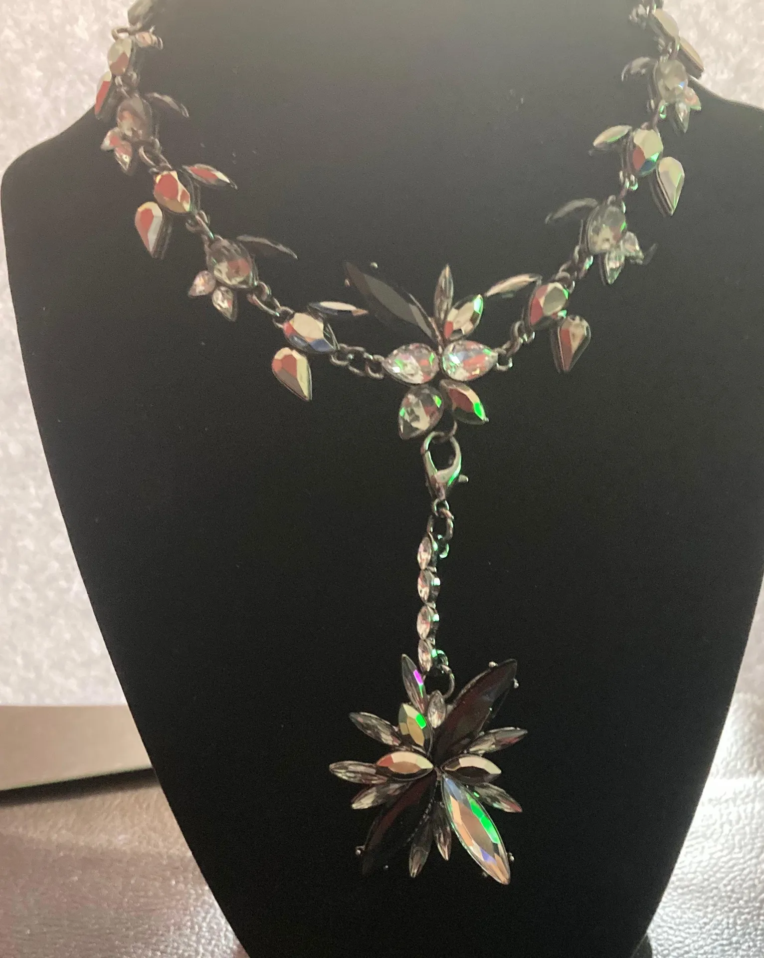 Woman Polished Rhinestone Floral Necklace Black - Image 3