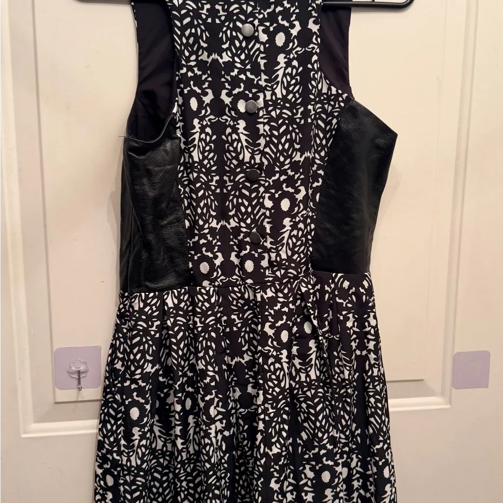HUNTER BELL Black and White abstract print with leather trim sleeveless dress - Image 3