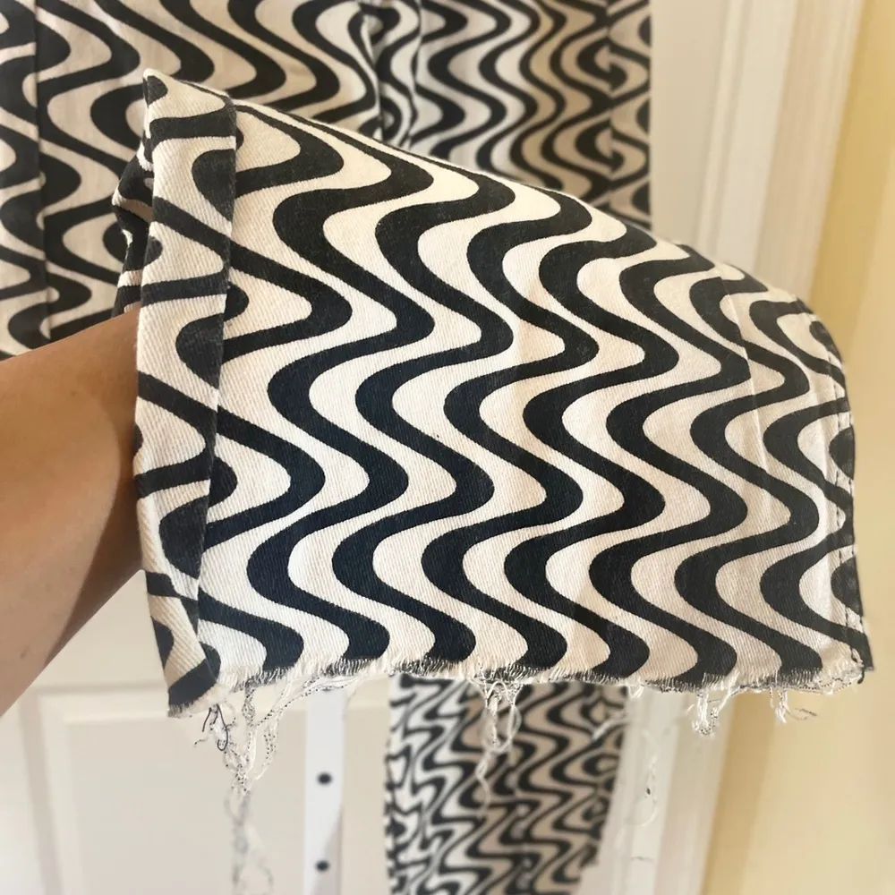 H&M Zig Zag Pants - Women Size 2 - Black and White - Image 3